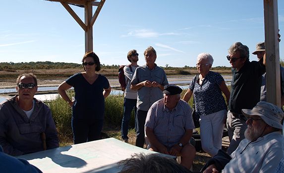 Le saunier explique son métier aux membres de la commission